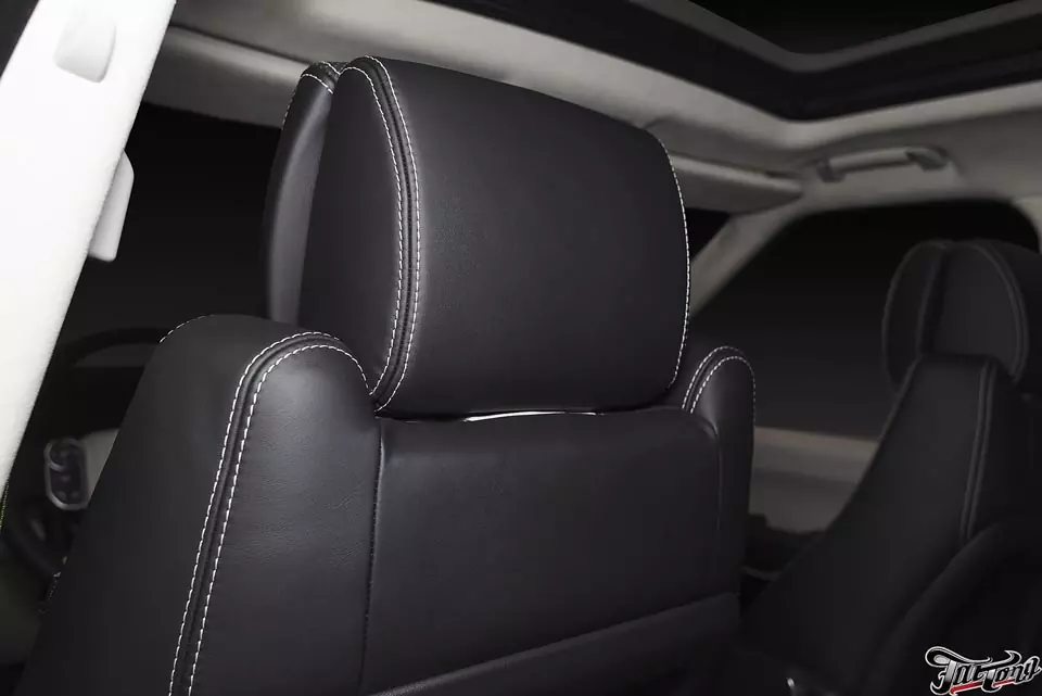 Range Rover Vogue. Перетяжка сидений согласно дизайн-проекту. Перетяжка потолка в бежевую алькантару. Установка ремней безопасности в цвет кузова.